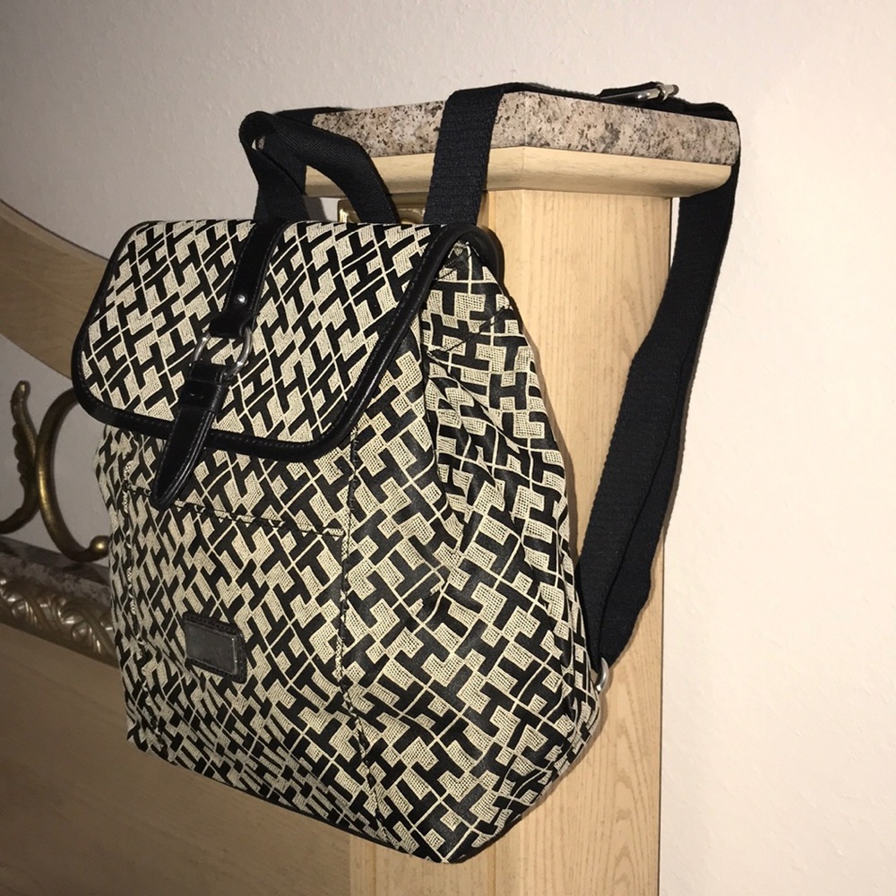 Tommy Hilfiger Medium Signature Backpack - Picture 3 of 13